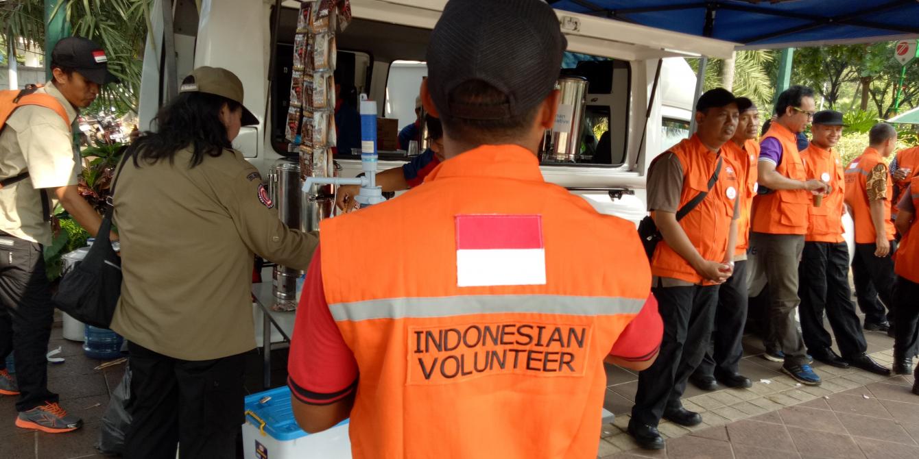 Para sukarelawan sedang bersiap mengikuti upacara kesiapsiagaan menghadapi bencana di depan halaman Balaikota DKI Jakarta. Para sukarelawan sedang bersiap mengikuti upacara kesiapsiagaan menghadapi bencana di depan halaman Balaikota DKI Jakarta.